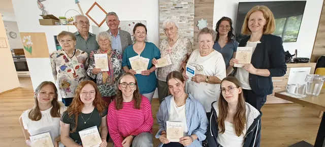 Die Schülerinnen der 4 HLS Erla präsentierten gemeinsam mit dem Tageszentrum Ernsthofen das Booklet „Lebensgeschichten“. | Foto: HLS Erla