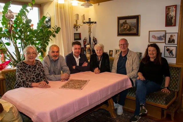 vlnr.: Georgia Winkler-Konrad, Paul Konrad, Vbgm. Daniel Winkler, Jubilarin Maria Luisa Konrad, Bgm. Werner Kurz, Elisabeth Griesebner