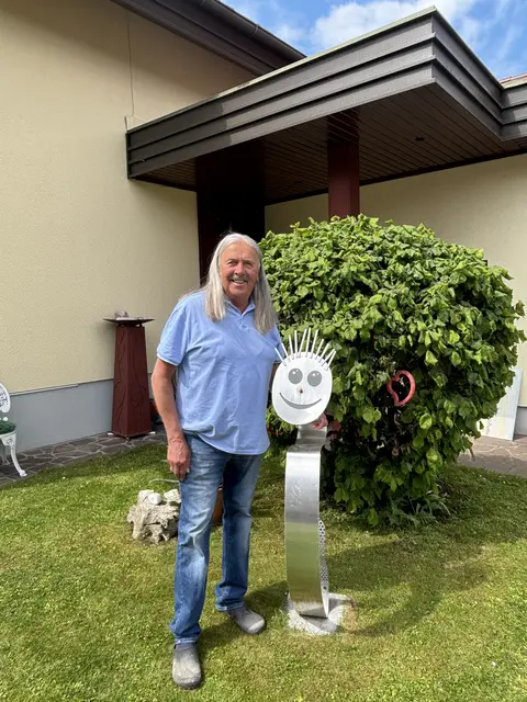 Den Garten hat Richard Buggelsheim mit Skulpturen aus verschiedenen Materialien verschönert. | Foto: MeinBezirk.at/Astrid Siebert