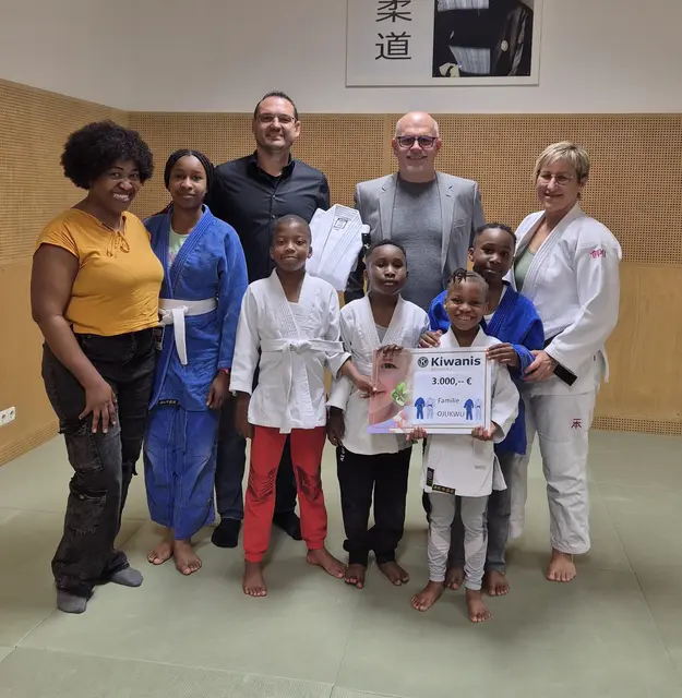 Loretta Ojukwu (links), ihre Kinder und Monika Kronberger von der Judo Union Burgkirchen‑Schwand (rechts) freuen sich über die Spendenübergabe durch Kiwanis-Präsident Stefan Haslberger (2. v. r.) und Franz Rothner (3. v. r.).  
  | Foto: Kiwanis Braunau