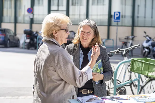 Elke Kahr im Gespräch mit einer Dame.