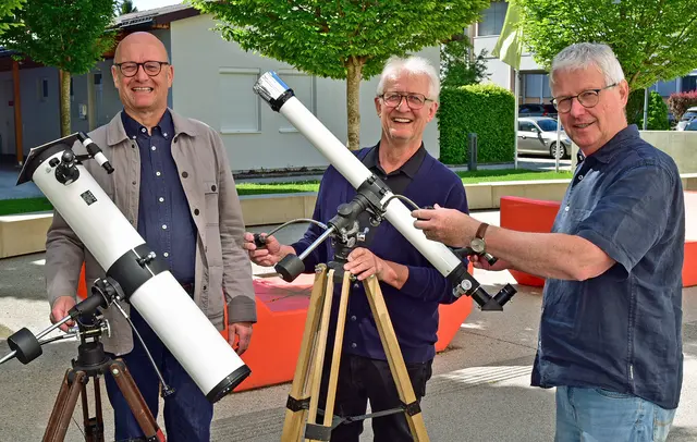 Direktor Andreas Hofinger, Alois Doblinger und Physik-Professor Gerhard Demelmair. | Foto: Gymnasium Ried