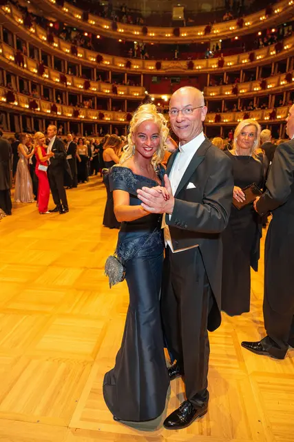 Dompfarrer Toni Faber gemeinsam mit Natalie Nemec heuer am Opernball. | Foto: APA-Images / Andreas Tischler