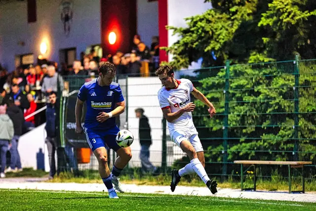 Für Schweinbach in den weißen Trikots geht es in den verbleibenden vier Runden um die kleine Chance um das Relegationsticket – doch die Mannschaft hat gegen "Obernei" gezeigt, dass sie lebt. | Foto: Reischl