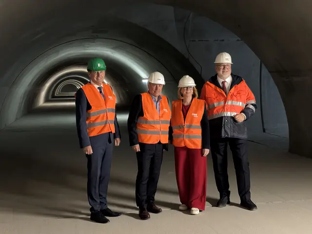 Mobilitätsminister Peter Hanke, Projektleiter Gerhard Gobiet, Dritte Nationalratspräsidentin Doris Bures und ÖBB CEO Andreas Matthä bei einem Halt im Rahmen der Erstdurchfahrt durch den Semmering-Basistunnel.