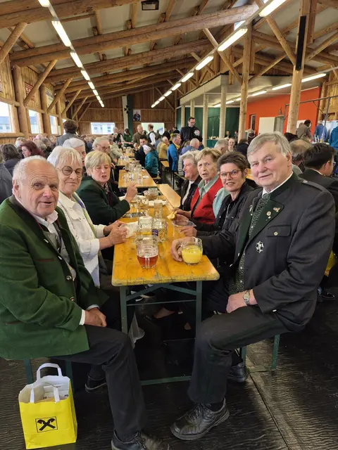 Der ÖKB-Frühschoppen wurde von zahlreichen ÖKB-Abordnungen besucht. | Foto: Holzmann
