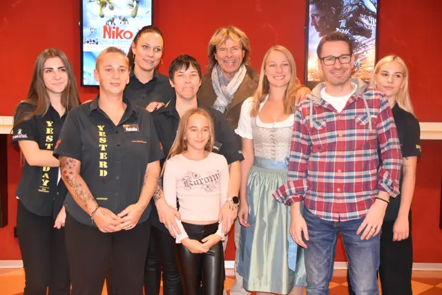 Hansi Hinterseer mit dem Team vom "Dieselkino Oberwart", wo er seinen 100-Minuten-Dokumentationsfilm präsentierte. | Foto: Michael Strini