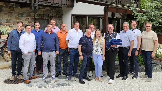 Der Jubilar im Kreise seiner Kameradinnen und Kameraden. | Foto: ff-althofen.at