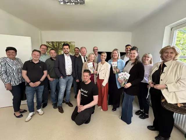 Mitglieder der Jugendinitiative, Vertreter des Landes und der Stadt sowie der BH Baden freuen sich über die Eröffnung der neuen Räumlichkeiten der Jugendinitiative Triestingtal in Bad Vöslau.  | Foto: Mirjam Preineder