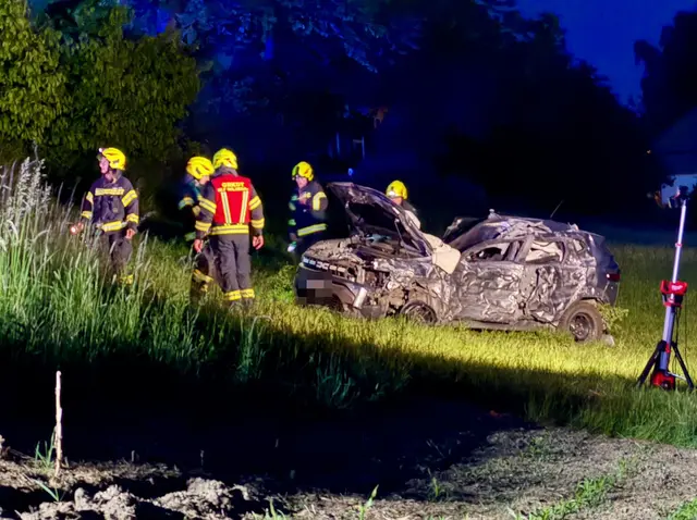 Eine Person wurde im Auto eingeklemmt und musste heraus geschnitten werden. | Foto: Doms/Fotokerschi