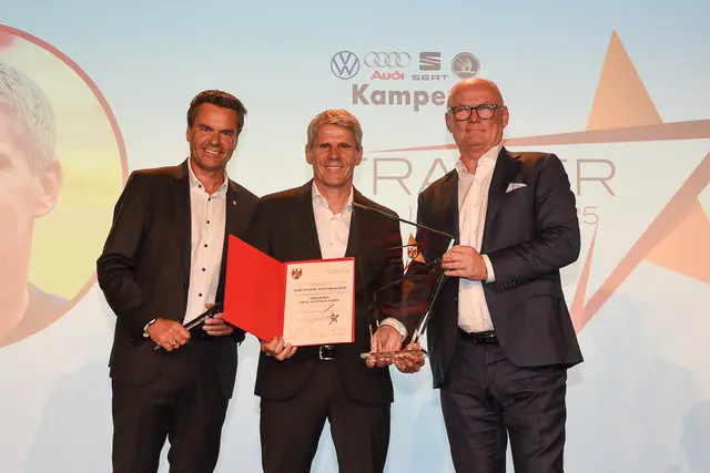 Trainer des Jahres: Dietmar Tunkel (Geschäftsführer Burgenland Tourismus), Dietmar Kühbauer, Christian Kamper (Autohaus Kamper) | Foto: Landesmedienservice