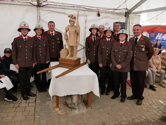 Fünf neue Mitglieder sowie 14 Mitglieder der Feuerwehrjugend wurden feierlich in den Dienst aufgenommen. | Foto: Manuela Kopper
