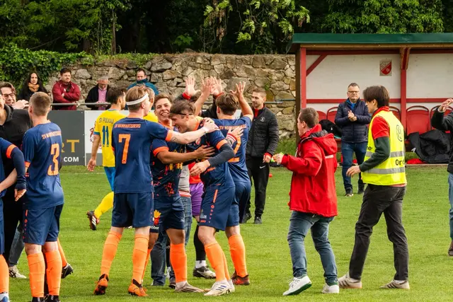 Emotionen pur: Spieler und Betreuer lagen sich nach dem Abpfiff in den Armen. | Foto: lukes.Pic/Lukas Baumühlner