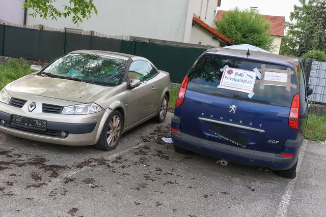 Illegaler Schrottplatz mitten in Wels: 20 Autos am Parkplatz des ehemaligen Möbelhauses Leiner in Wels-Pernau. | Foto: laumat.at
