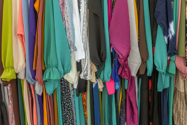 Ergänzt wird das Sortiment durch Schuhe, Taschen und verschiedenste Accessoires, die schon auf der Bühne zum Einsatz kamen. (Symbolbild) | Foto: lesniewsky/Panthermedia