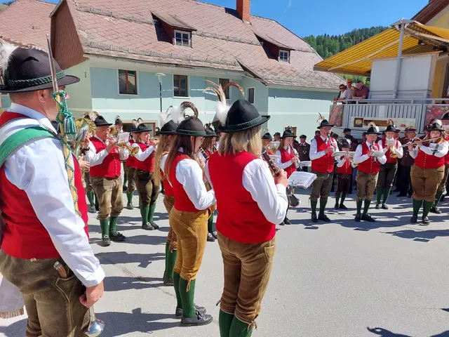 Bei einigen Stationen gibt es Blasmusikklänge mit der hoch gestimmten Musikkapelle Althofen. | Foto: Anita Galler