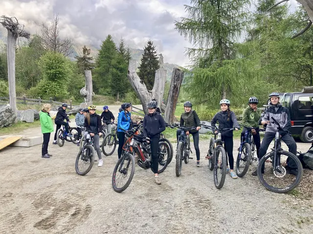 Im Rahmen eines Fahrradparcours konnten die Jugendlichen ihre Geschicklichkeit und Verkehrssicherheit trainieren. | Foto: Mittelschule Virgen