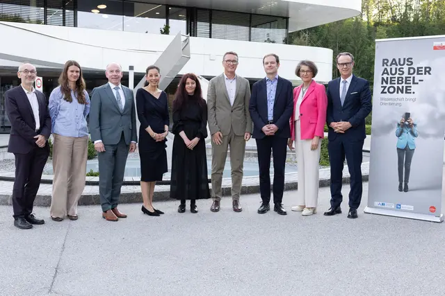 Die ReferentInnen des Abends mit Vertretern der Wirtschaft, Landtagspräsident Max Hiegelsberger (3. von links), IV-Geschäftsführer Joachim Haindl-Grutsch (rechts) und Moderatorin Christine Haiden (2. von rechts): (von links): Christian Paulik, Rebeka Früholz, Greiner AG Vorstandsvorsitzende Saori Dubourg, Katrin Fradler, Rudolf Wölfer von Borouge International und Gernot Zitzenbacher.
 | Foto: Land OÖ/Daniela Sternberger