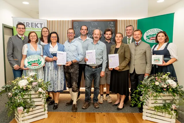 Für den Bezirk Tulln: LK NÖ-Vizepräsident Lorenz Mayr, Landtagsabgeordnete Doris Schmidl, Gutes vom Bauernhof-Projektleiterin Cornelia Grubmann, Ilse Harold, Johann Harold, Markus Kiener, Josef Kiener, Lorenz Öhlzelt, Andrea Öhlzelt, Kammerdirektor-Stv. Martin Jilch, LVDV-Obmann Johann Höfinger, LVDV-Geschäftsführerin Martina Schauer. | Foto: Georg Pomaßl/LVDV NÖ
