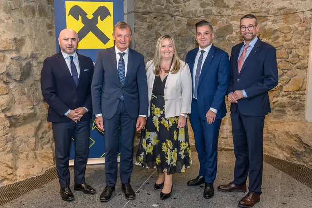 Wolfgang Mayr, Direktor Matthias Breidt, Direktorin Karin Wallerstorfer-Rögl, Michael Hamedinger und Christoph Danner bei der Generalversammlung der Raiffeisenbank Region Schärding. | Foto: Raiffeisen