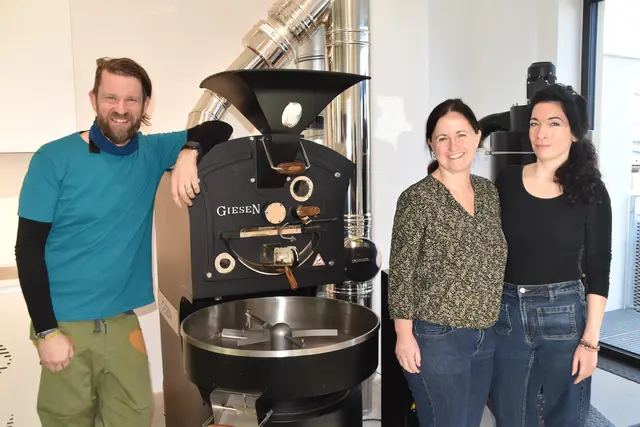 Ein revitalisierter Röster wird zur Herstellung von hochqualitativem Kaffee verwendet: Matthias und Karolin Raiger, Sandra Scharka. | Foto: MeinBezirk/Michael Strini