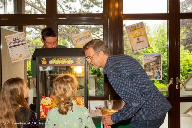Der begehrte Popcorn-Corner, betreut von Jürgen Rad, für Jung und Alt - auch Gerald Wiesbauer kann nicht widerstehen. | Foto: cine-motion.at / R. Ivanek