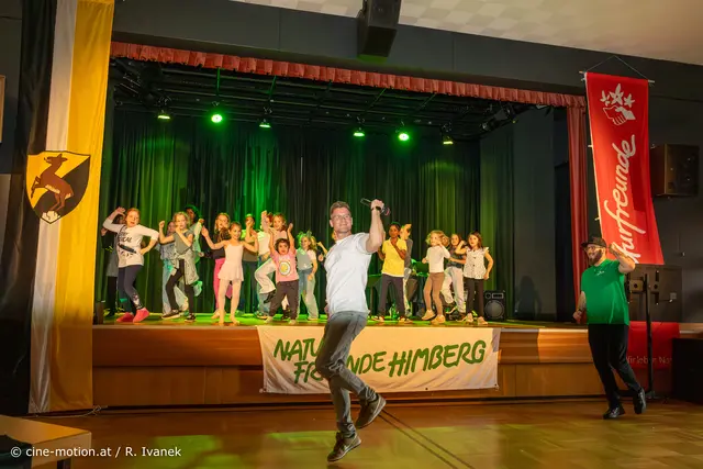 Auftritt aller Teilnehmer und Kinder, die mal auf der Bühne stehen wollten - mit Tanzeinlage einstudiert mit Patrick Jurdic. | Foto: cine-motion.at / R. Ivanek