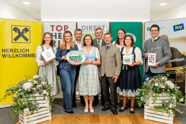 Bei der Ehrungsfeier: Top-Heuriger-Projektleiterin Raphaela Grasel, NÖ Versicherung Daniela Aigelsreiter, Raiffeisen Region St. Pölten Ronald Marton, Landtagsabgeordnete Doris Schmidl, Kammerdirektor-Stv. Martin Jilch, LVDV-Obmann Johann Höfinger, Gutes vom Bauernhof-Projektleiterin Cornelia Grubmann, LVDV-Geschäftsführerin Martina Schauer und LK NÖ-Vizepräsident Lorenz Mayr (v.l.) | Foto: Georg Pomaßl/LVDV NÖ