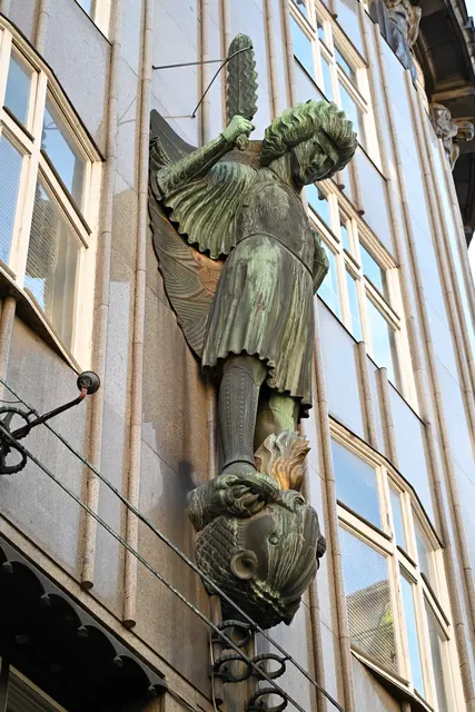5 m hohe "Erzengel Michael"-Skulptur von Ferdinand Andri am Zacherlhaus in Wien, 1. Bezirk, Brandstätte. Ausführung: Kesselschmied Faustner, aus Kupferblech gehämmert, als Vorlage diente Andris aus Holz geschnitzte Skulptur. | Foto: Hans-Peter Kriener