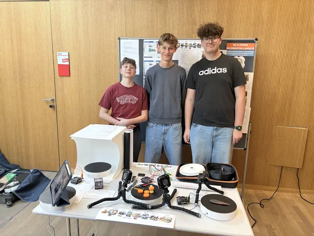 Fabian Weiskopf, Florian Juen und Franz Schimpfößl (v.l) mit dem von ihnen konstruierten mobilen 3D-Scanning-System. | Foto: Michael Ladner