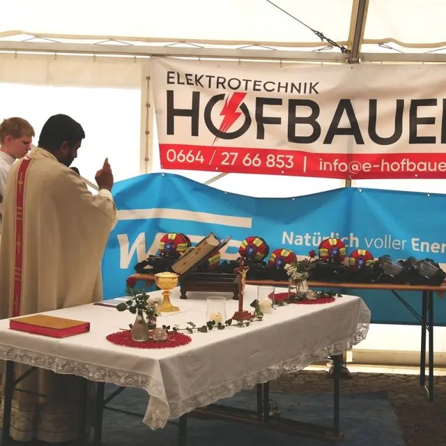 Im Anschluss erfolgte die Segnung der neuen Atemschutzgeräte durch Pater Shyne. | Foto: Manuela Kopper