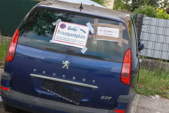 Peugeot mit "Chat-Funktion" auf der Heckscheibe: Bei diesem Autowrack wurde mit dem Eigentümer mit aufgeklebten Nachrichten kommuniziert. | Foto: laumat.at