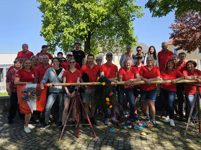 Das SPÖ-Maibaumfrühschoppen-Team mit dem „Objekt der Begierde“ – dem Kindermaibaum.  | Foto: SPÖ Niederneukirchen