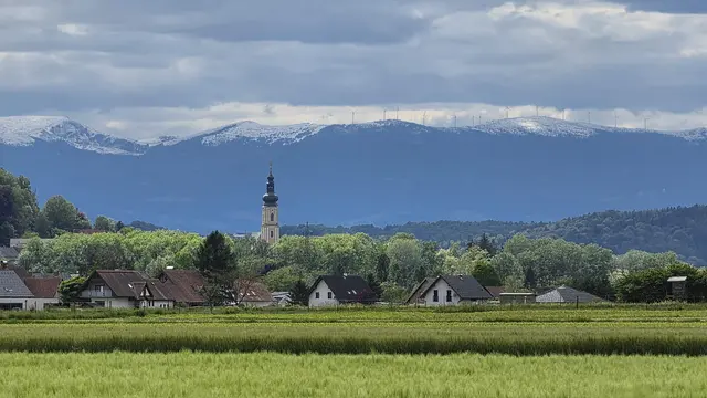 Ein besonderer Schnappschuss gelang Gernot Ambros aus Wildon. Er fotografierte am 17. Mai 2026 Wildon mit Blick auf die Weinebene, die sich noch im Winterkleid präsentiert. | Foto: Gernot Ambros