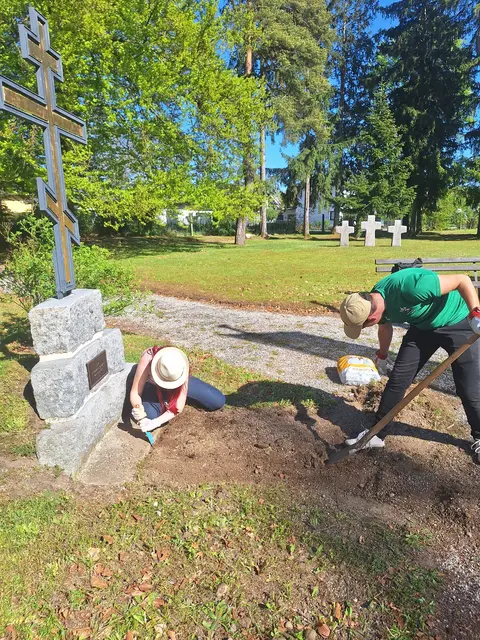 Das Ö. Schwarze Kreuz hat in Kooperation mit den Naturfreunden Braunau größere Sanierungsarbeiten am Soldatenfriedhof in Haselbach durchgeführt. | Foto: Philipp Bauer