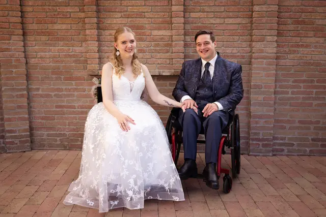 Eine besondere Hochzeit: Bei strahlendem Sonnenschein gaben sich Theresa und Thomas Mitschan am 2. Mai 2026 das Ja-Wort. Geheiratet wurde am Weingut Kolaritsch. | Foto: Roland Marx