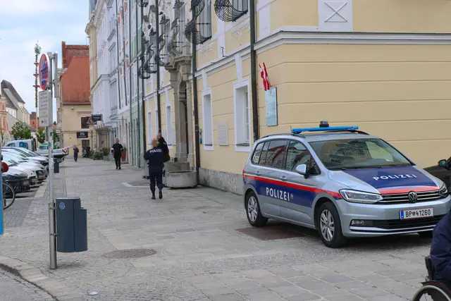 Aufgrund eines Tumults am Welser Rathaus musste die Polizei schwer bewaffnet anrücken. | Foto: laumat.at