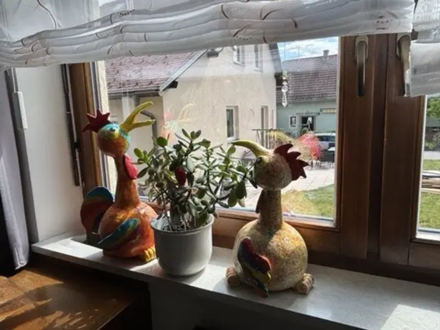 Die Hühner wurden aus Ton hergestellt und peppen die Fensterbank auf. | Foto: MeinBezirk.at/Astrid Siebert