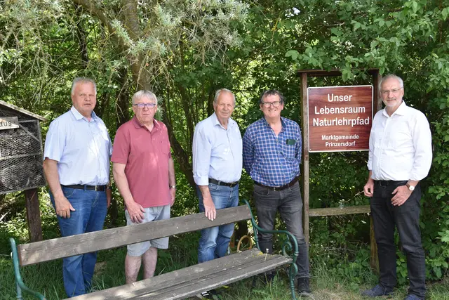 Bürgermeister Rudi Schütz (ÖVP, rechts) besichtigte den Lehrpfad und bedankte sich persönlich bei Lorenz Sterkl und den Topothekaren für die neue Errichtung der Informationstafeln. | Foto: Marktgemeinde Prinzersdorf