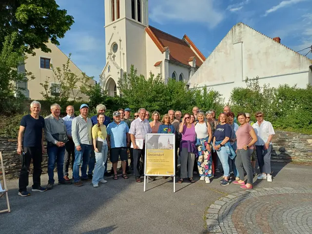 Die Teilnehmer:innen des GEHsprächs in Gneixendorf mit Organisator und Gemeinderat Ronny Weßling (4. v. l.), Umwelt- und Mobilitätsstadträtin Alexandra Ambrosch (3. v. r.) sowie den Mitorganisator:innen Claudia Pitnik (5. v. l.) und Walter Gangl (links) | Foto: Stadt Krems