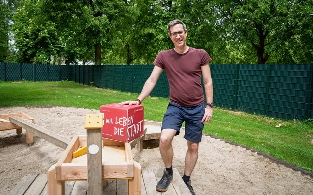 Neuer Sichtschutz im Freibad Leopoldskron
Der neue Sichtschutz ersetzt eine beschädigte Hecke und sorgt beim Spielbereich im Lepi-Freibad für mehr Privatsphäre. Im Bild: Bgm.-Stv. Kay-Michael Dankl | Foto: Stadt Salzburg/Alexander Killer