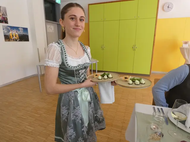 Kompetent und freundlich - die Schülerinnen und Schüler bei der praktischen Vorprüfung im Service. 