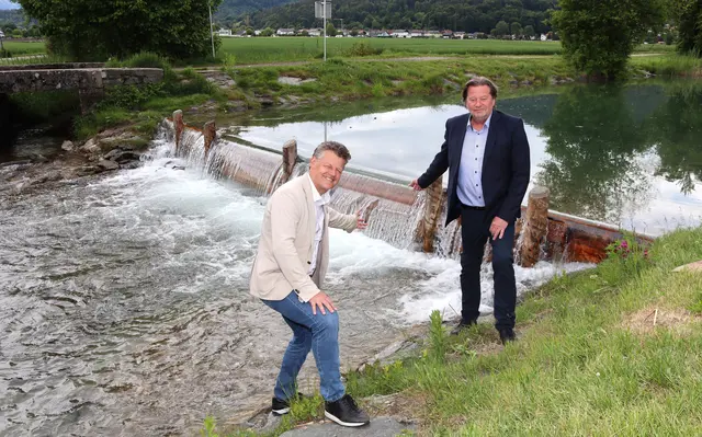 Obmann des Wasserverbands, Bürgermeister Christian Scheider, und Geschäftsführer des Wasserverbands Glanfurt, Ing. Ingolf Herold, begutachteten die neu angebrachte Aufstauvorrichtung im Mündungsbereich Viktringerbach. | Foto: StadtKommunikation / Buchner
