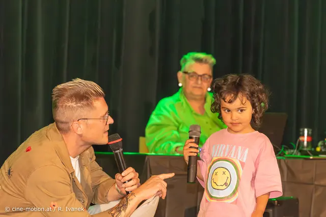 Der jüngste Star auf der Bühne: Taria mit ihren 3 Jahren - so ganz schüchtern. | Foto: cine-motion.at / R. Ivanek