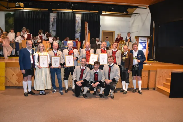 Alle Geehrten beim abschließenden Gruppenfoto.  | Foto: Trachtenverband Oberland mit Außerfern