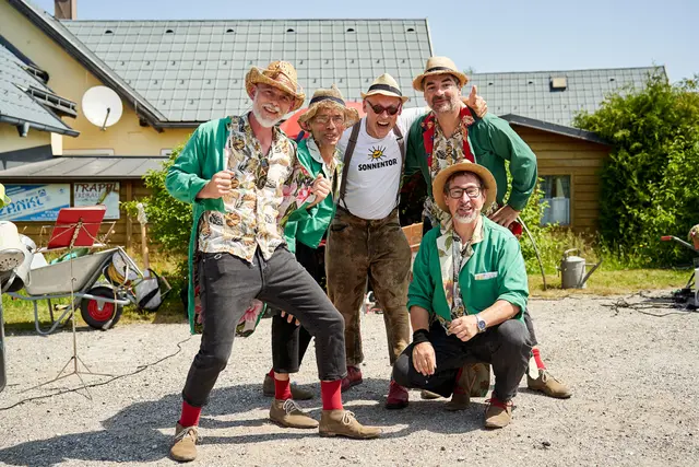 Die Floraphoniker, Österreichs erste und einzige Gartengeräte-Band, begeisterten die Festgäste mit schwungvollen Liedern und fröhlicher Stimmung. Im Bild: Die Floraphoniker mit Johannes Gutmann (Mitte). | Foto: hrebenko.com