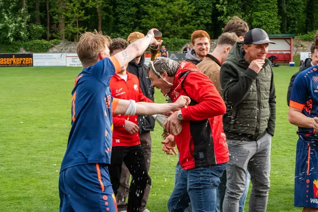 Große Freude bei den Spielern des SV Manhartsberg nach dem entscheidenden Treffer zum 2:1. | Foto: lukes.Pic/Lukas Baumühlner
