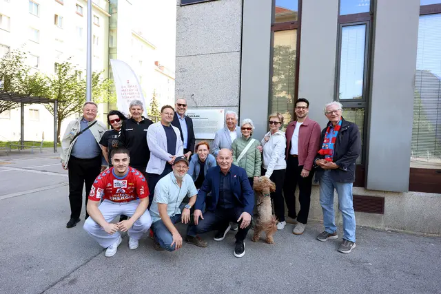 Mit der Erinnerungstafel würdigt Wiener Wohnen Erwin Lanc. Er ist eng mit Margareten und der österreichischen Zeitgeschichte verbunden. | Foto: Stadt Wien/Martin Votava