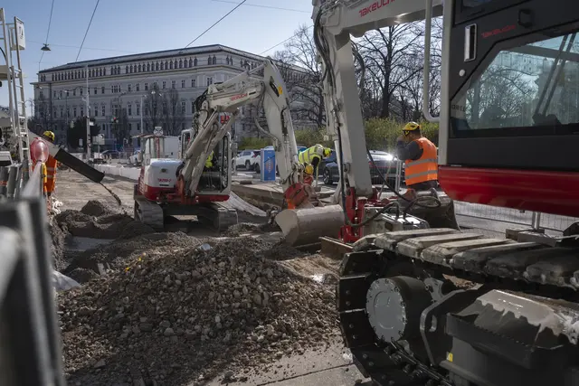 Seit März werden die Straßenbahngleise in der Lerchenfelder Straße saniert.  | Foto: David Bohmann