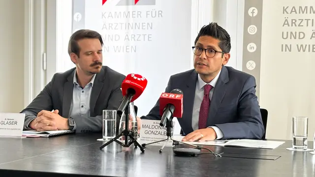 Eduardo Maldonado-González (re., Vizepräsident der Kammer für Ärztinnen und Ärzte) erklärt, dass das Spitalskonzept 2040 eine Modernisierung der Gesundheitsversorgung der Patientinnen und Patienten in Wien effizienter macht. | Foto: Andreas Pölzl/MeinBezirk